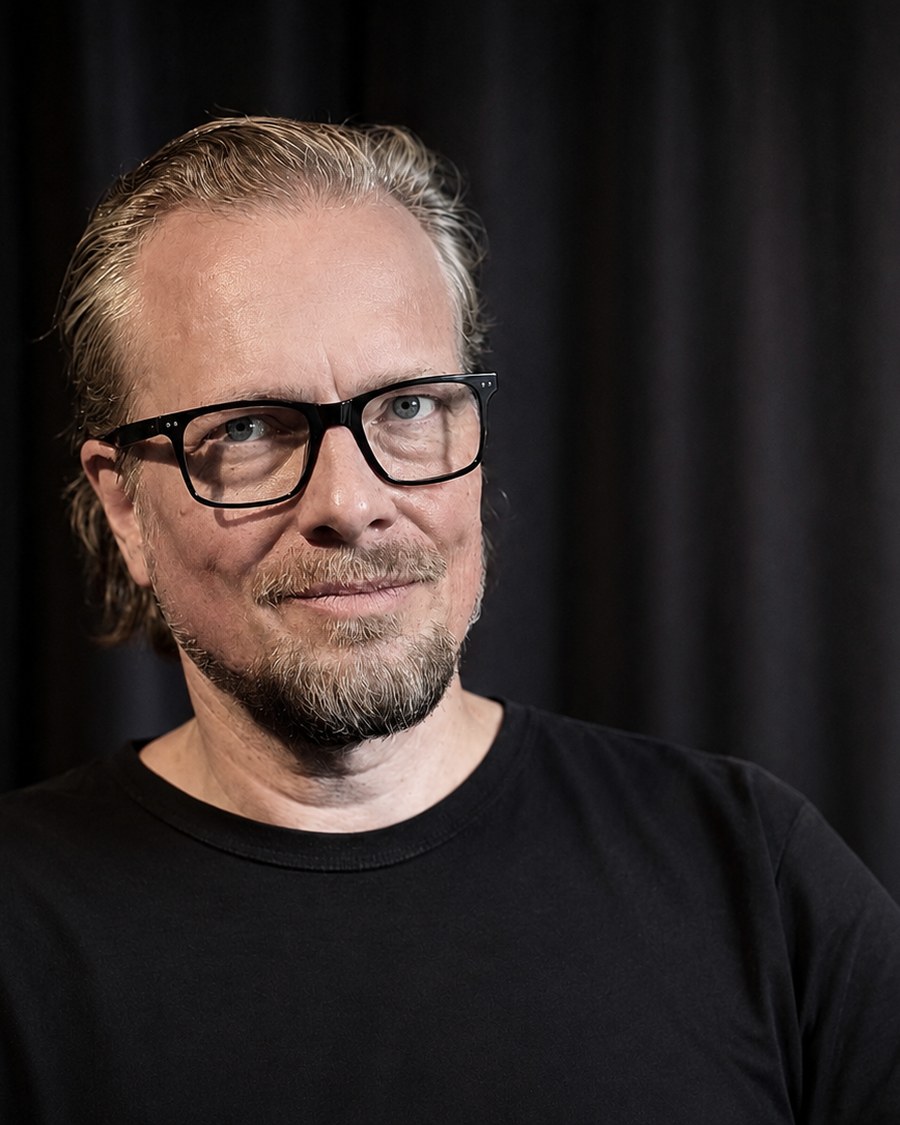 Portrait von Christoph Waßenberg vor dunklem Bühnenmolton